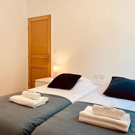 The Old School House, Les Ougiers Apartamento *